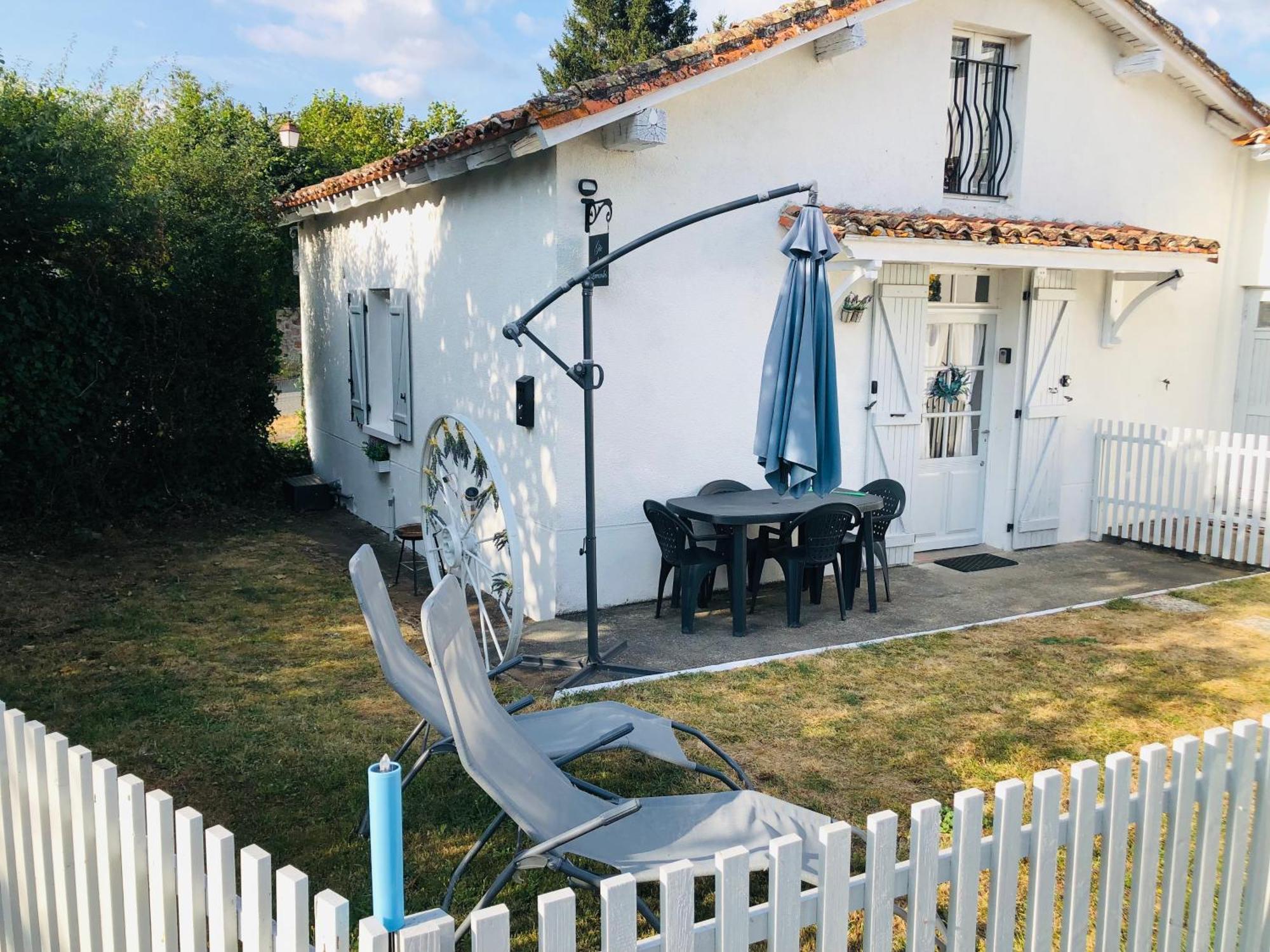 Gite Des Lavandes Oradour-Fanais Exteriör bild